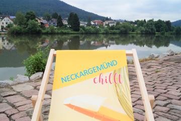 Liegestuhl mit Neckar und Kleingemünd im Hintergrund