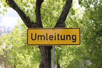 Schild Umleitung, Bäume im Hintergrund