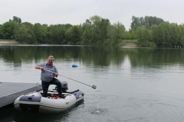 Roland Söll im Boot auf dem Badesee Heddesheim bei der Entnahme einer Wasserprobe.