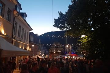 Konzert am Abend auf dem Marktplatz