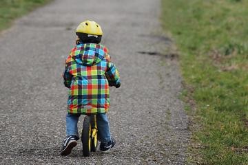 Kind fährt Laufrad