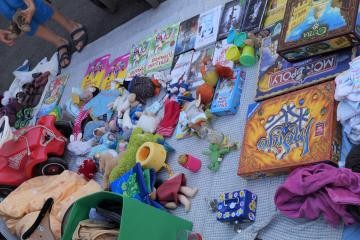 Stand mit Kinderkleidung und Spielzeug