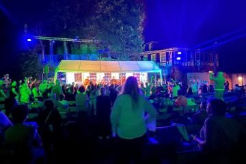 Blick auf die Bühne mit Publikum im Vordergrund