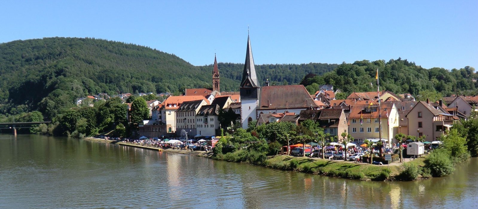 Nachmittagsspaziergang in der sonnigen Innenstadt 